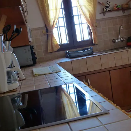 Casa Cueva Paquito بيت للعطل